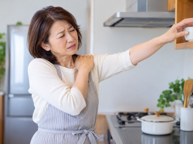 大川市で五十肩にお悩みの方へ｜夜の肩の痛み・腕が上がらない症状をあおば鍼灸整骨院が解説